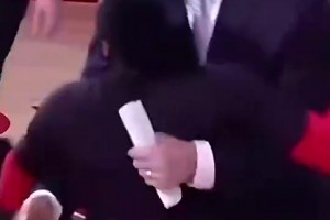 卧槽真重！姚明球衣退役仪式上，哈登直接跳到大姚身上来了个熊抱